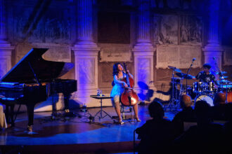 Musikè Il concerto di Ana Carla Maza ha aperto a Padova l'Alamar World Tour: sold out alla Sala dei Giganti per la prima data italiana del nuovo album.