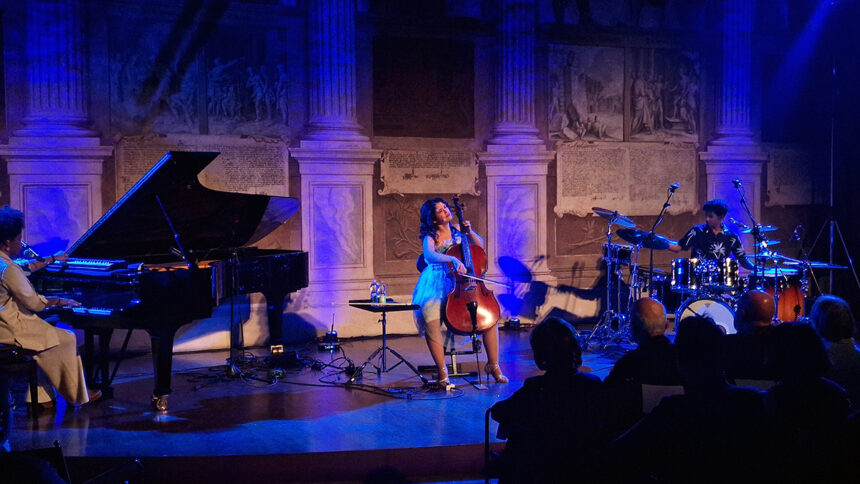 Musikè Il concerto di Ana Carla Maza ha aperto a Padova l'Alamar World Tour: sold out alla Sala dei Giganti per la prima data italiana del nuovo album.