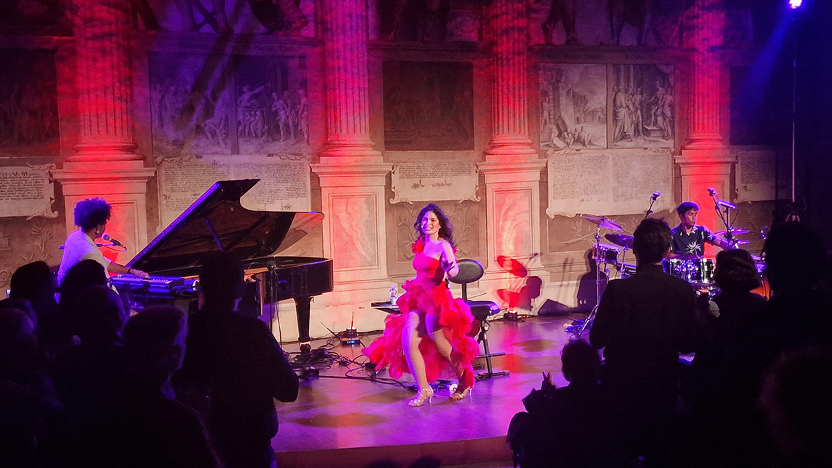 Il concerto di Ana Carla Maza ha aperto a Padova l'Alamar World Tour: sold out alla Sala dei Giganti per la prima data italiana del nuovo album.