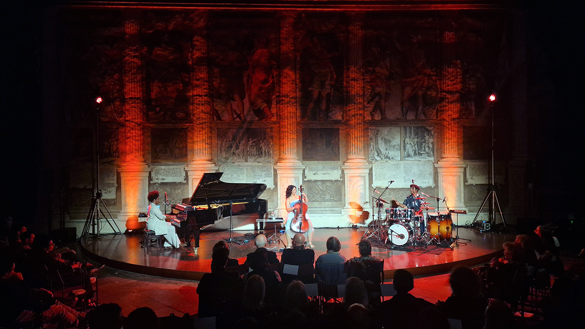 Il concerto di Ana Carla Maza ha aperto a Padova l'Alamar World Tour: sold out alla Sala dei Giganti per la prima data italiana del nuovo album.