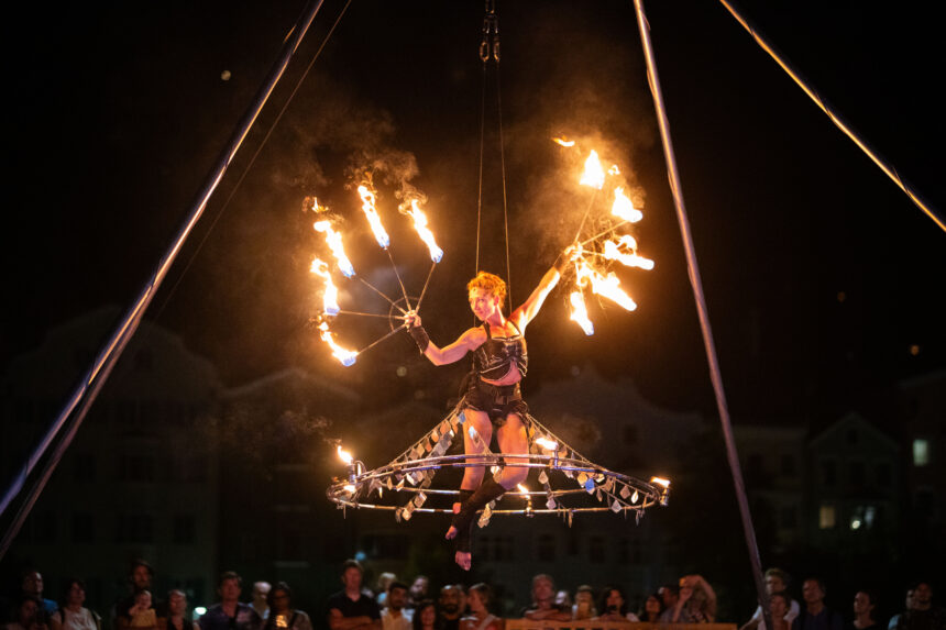 La Luna nel Pozzo, fuoco e acrobazie aeree nel centro storico di Caorle il 4 settembre 2026
