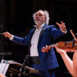 Diego Basso dirige l'orchestra in concerto The World of Disney in Orchestra