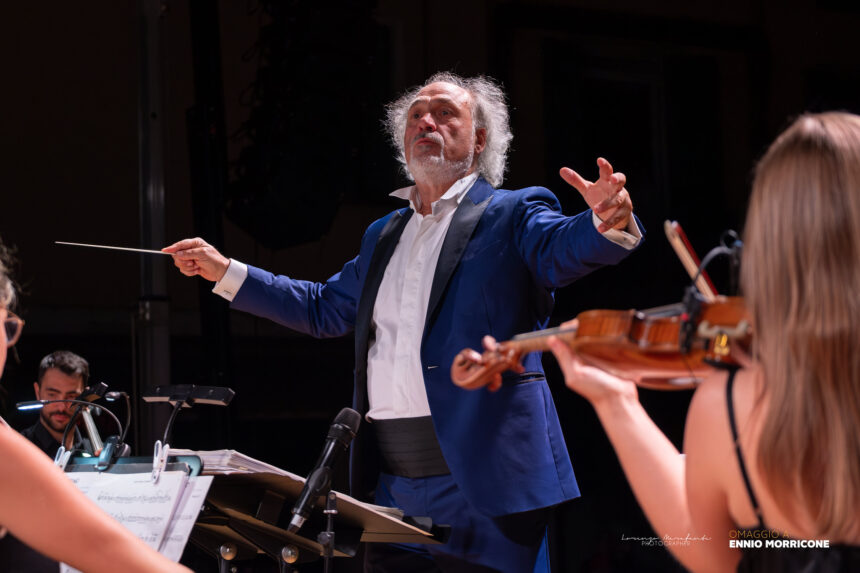 Diego Basso dirige l'orchestra in concerto The World of Disney in Orchestra