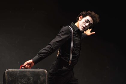 Enrico Mazza in scena con From a Suitcase al CucuFestival 2026 a Camporovere