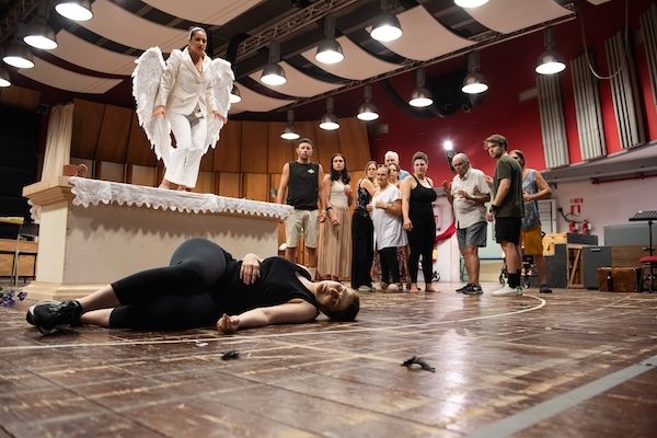 Prove-La-Resurrezione_Ana-Maria-Labin-Maddalena-Sara-Blanch-Angelo_ph-Fabrizio-Sansoni-Opera-di-Roma
