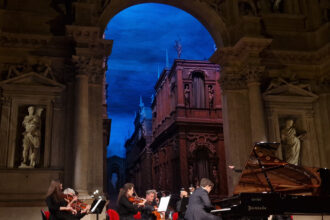Premio Brunelli, Settimane Musicali al Teatro Olimpico, Ruben Xhaferi, Vicenza, Teatro Olimpico, musica classica, pianoforte, concorso pianistico, giovani talenti, Orchestra Regionale Filarmonia Veneta, Riccardo Lucadello, Guido Orso Coppin, Paolo Ehrenheim, Chiara Bleve, Premio Omizzolo, festival musicale