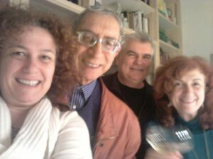 Pippo Di Marca in un momento di serenità nel foyer del Florian Metateatro, con Anna Paola Vellaccio, Massimo Vellaccio e Giulia Basel. In alto, un'immagine di Pippo, al termine del suo ultimo spettacolo, "Essere e Non Essere", Florian Metateatro, Pescara (18 Maggio 2026)