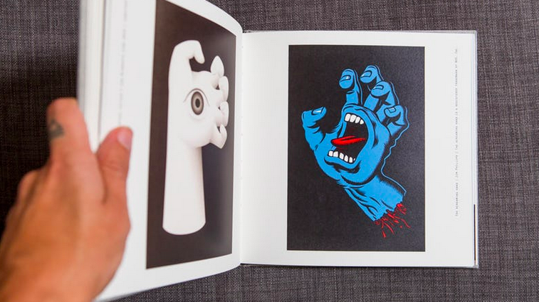 Un libro sulle mani