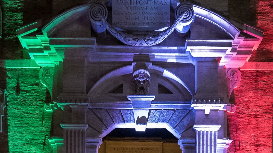 Luci della storia su Porta Pia